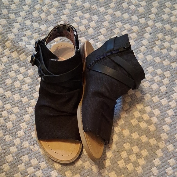 Blowfish Shoes - Blowfish Black Strappy Sandals